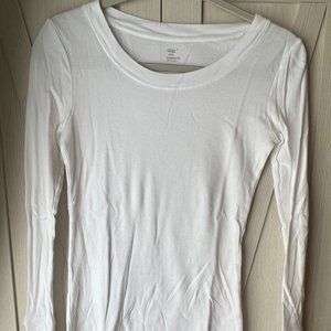 Long sleeve, Fitted White, Crew-Neck, Gap shirt. Super Soft. Size- Small